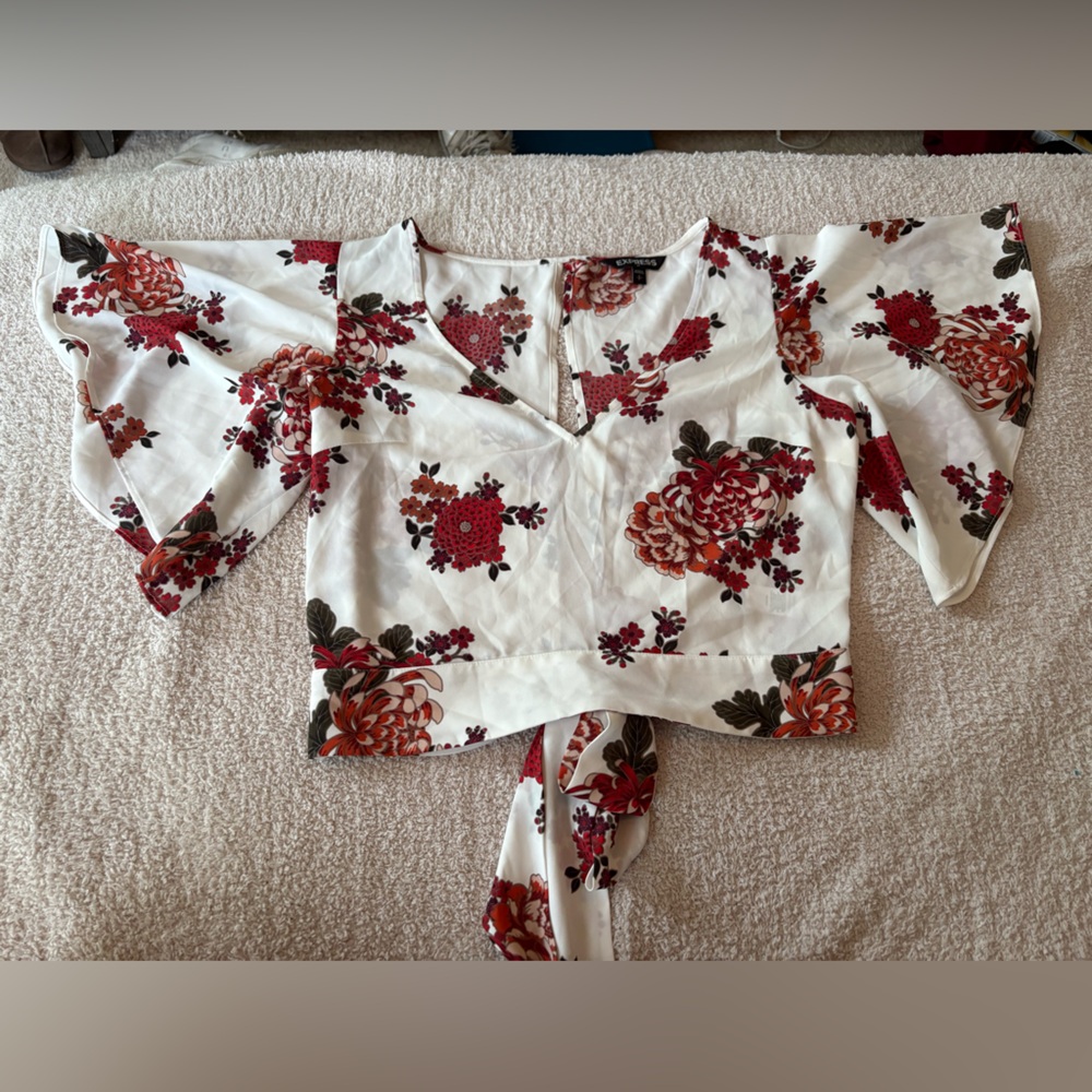 Express white rose pattern blouse - Picture 2 of 3